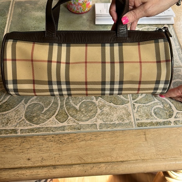 Brand: Burberry Color: Tan checked Burberry pattern - Picture 3 of 6